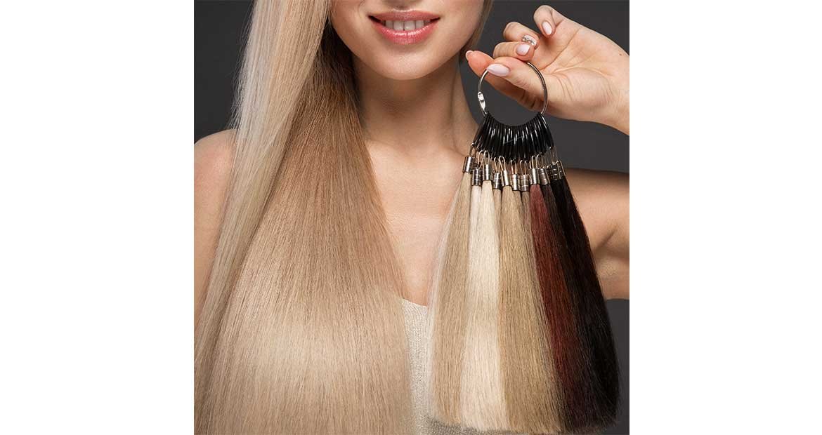 Imagem De Uma Mulher Segurando Uma Especie De Circulo Com Varias Mechas De Diferentes Cores